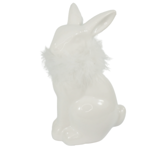 Biały zając ceramiczny z puszystym futerkiem, ujęty pod kątem. Ceramika w białym kolorze idealnie komponuje się z każdą wiosenną dekoracją.