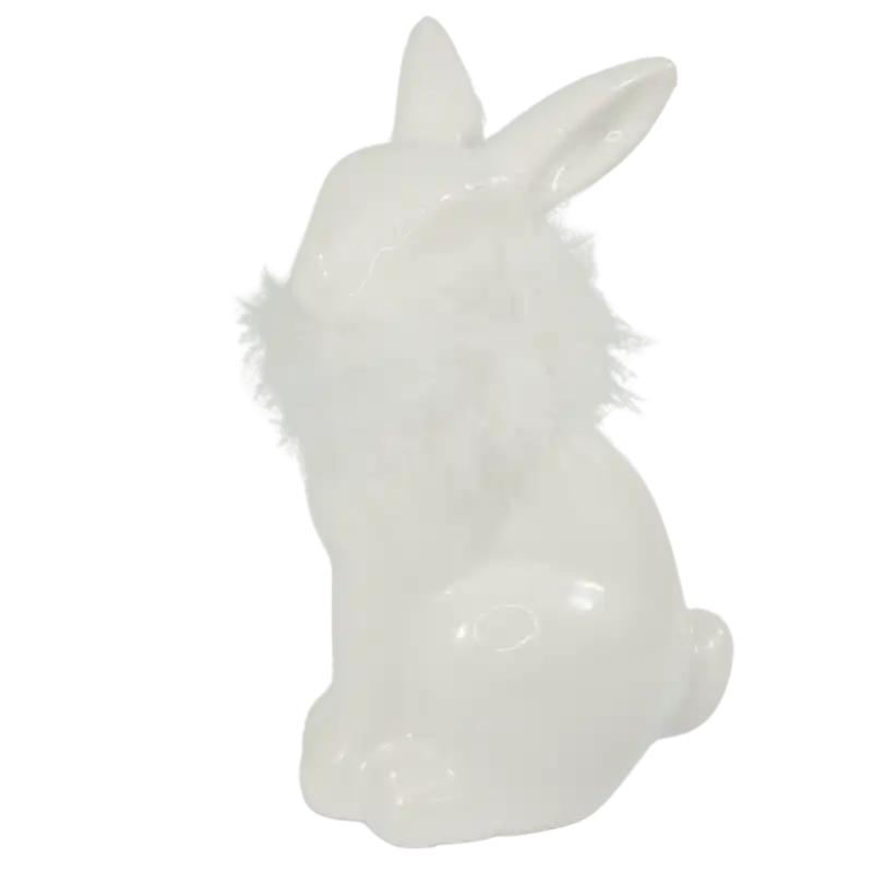 Biały zając ceramiczny z puszystym futerkiem, ujęty pod kątem. Ceramika w białym kolorze idealnie komponuje się z każdą wiosenną dekoracją.