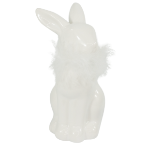 Zając ceramiczny w kolorze białym z futerkiem, ukazany na wprost. Minimalistyczna dekoracja wielkanocna o wysokości 13 cm.