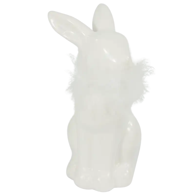 Zając ceramiczny w kolorze białym z futerkiem, ukazany na wprost. Minimalistyczna dekoracja wielkanocna o wysokości 13 cm.