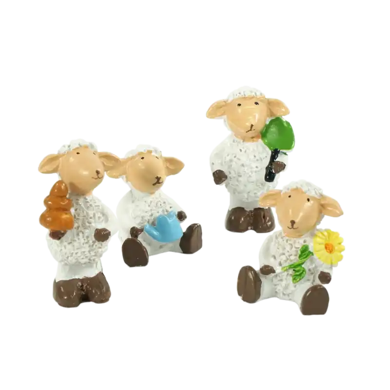 Zestaw czterech ceramicznych owieczek dekoracyjnych o wysokości 4 cm i 5,5 cm, przedstawiających figurki z akcesoriami.