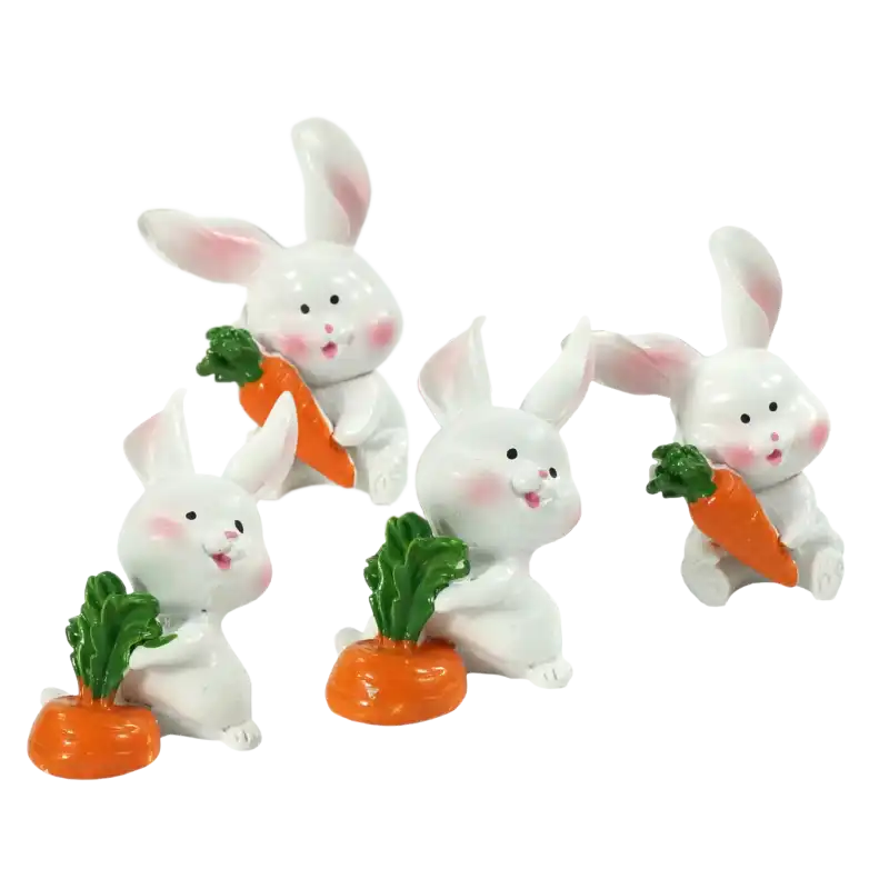 Komplet czterech ceramicznych zajączków z marchewkami w dwóch wielkościach: 6 cm i 5,5 cm. Figurki idealne do świątecznych kompozycji wielkanocnych.