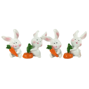 Zbliżenie na cztery ceramiczne zajączki ustawione w rzędzie, prezentujące zróżnicowane pozy oraz detale wykonania figurek.