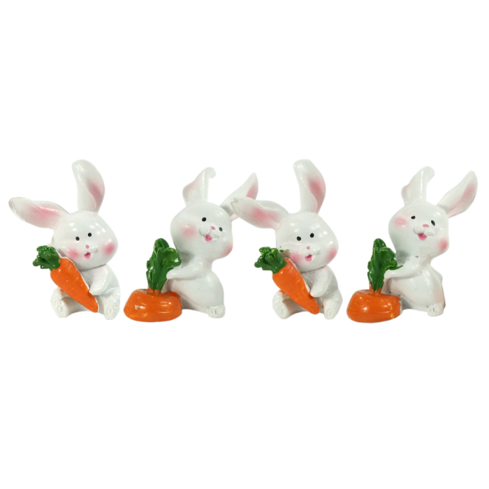 Zbliżenie na cztery ceramiczne zajączki ustawione w rzędzie, prezentujące zróżnicowane pozy oraz detale wykonania figurek.