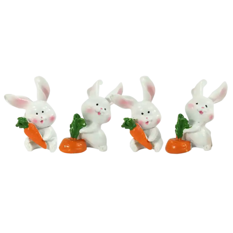 Zbliżenie na cztery ceramiczne zajączki ustawione w rzędzie, prezentujące zróżnicowane pozy oraz detale wykonania figurek.