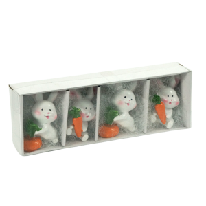 Ceramiczne zajączki wielkanocne w pudełku, ujęte pod kątem, ukazujące sposób pakowania dekoracji przed wysyłką.