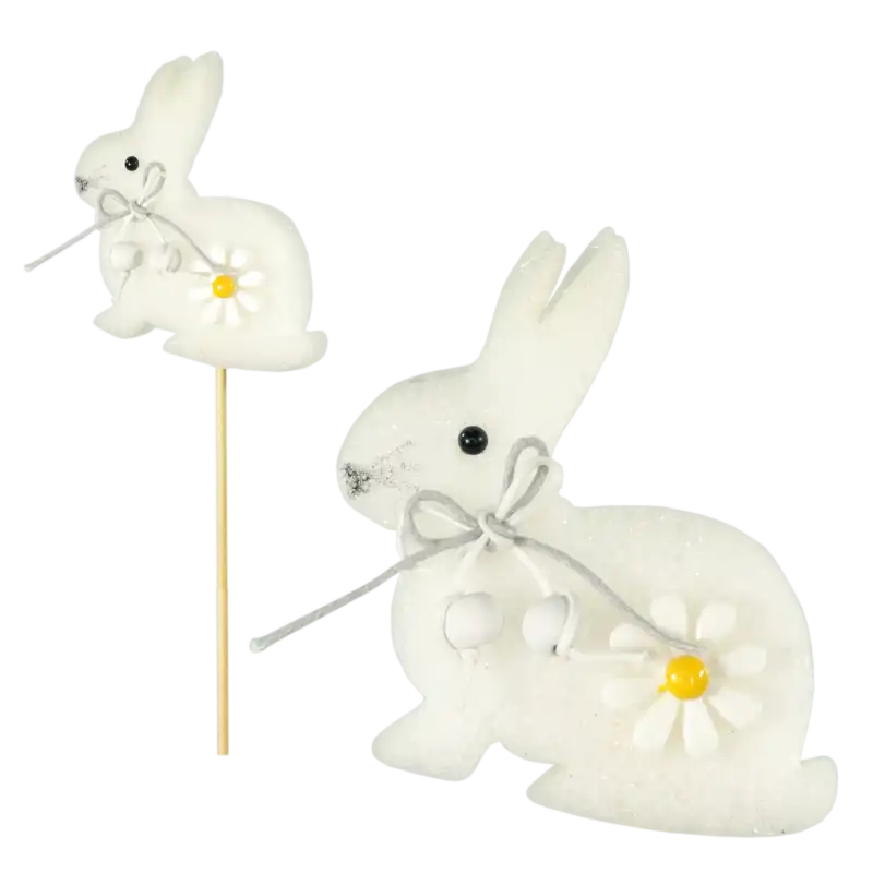 Zajączki na piku o wysokości 33 cm w kolorze białym. Zestaw prezentuje figurkę z różnych stron oraz detal z kokardką i kwiatkiem.