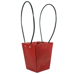 Półprofil bordowej torebki na kwiaty o wysokości 38 cm. Wyraźnie widoczna podstawa 10x10 cm oraz solidne mocowania czarnych uchwytów do papierowej konstrukcji.