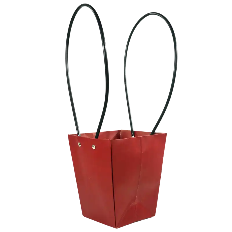 Półprofil bordowej torebki na kwiaty o wysokości 38 cm. Wyraźnie widoczna podstawa 10x10 cm oraz solidne mocowania czarnych uchwytów do papierowej konstrukcji.