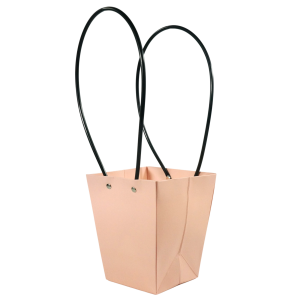 Półprofilowe ujęcie różowej torebki papierowej na kwiaty, eksponujące jej kwadratową podstawę o wymiarach 10x10 cm oraz strukturę materiału.