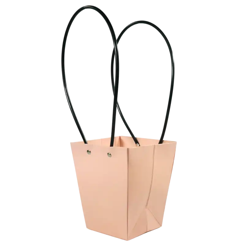 Półprofilowe ujęcie różowej torebki papierowej na kwiaty, eksponujące jej kwadratową podstawę o wymiarach 10x10 cm oraz strukturę materiału.