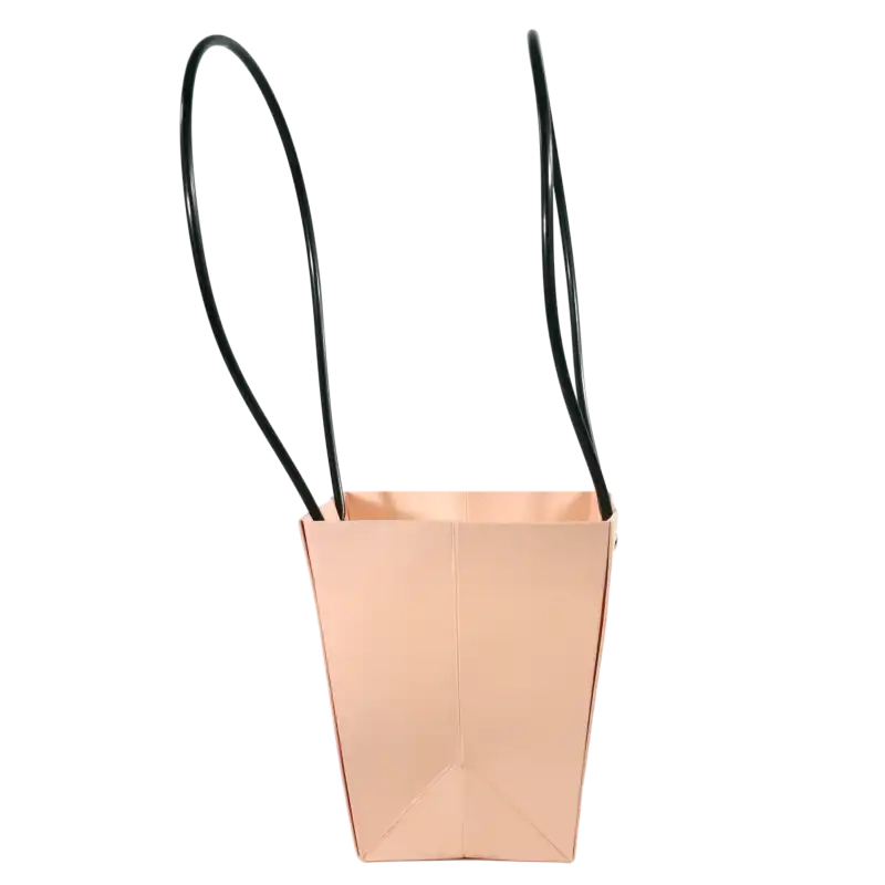 Zdjęcie różowej torebki papierowej 38 cm wykonane z perspektywy tylnej, prezentujące sposób składania papieru oraz profil długich uchwytów.