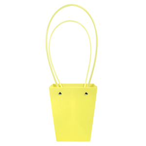 Pionowe ujęcie żółtej torebki kwiatowej o wysokości 36 cm, ukazujące jej smukły kształt oraz wykończenie z metalowymi nitami.