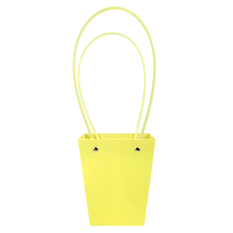 Pionowe ujęcie żółtej torebki kwiatowej o wysokości 36 cm, ukazujące jej smukły kształt oraz wykończenie z metalowymi nitami.