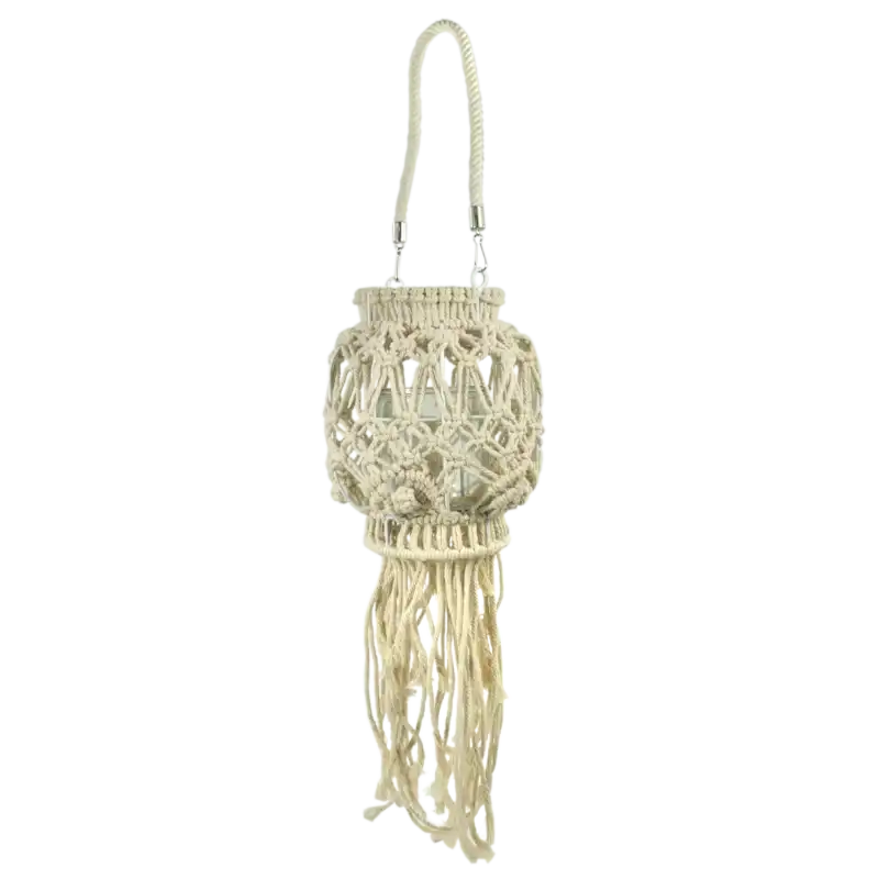 Wiszący lampion boho o wysokości 70 cm na metalowym stelażu z bawełnianym sznurem, posiada szklany wkład na świecę oraz dekoracyjne frędzle.