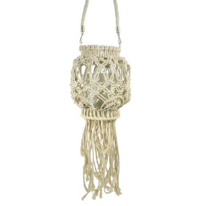 Ażurowy lampion w stylu boho z długimi frędzlami, zawieszony na bawełnianym sznurze. Idealny dodatek do aranżacji tarasów i ogrodów.