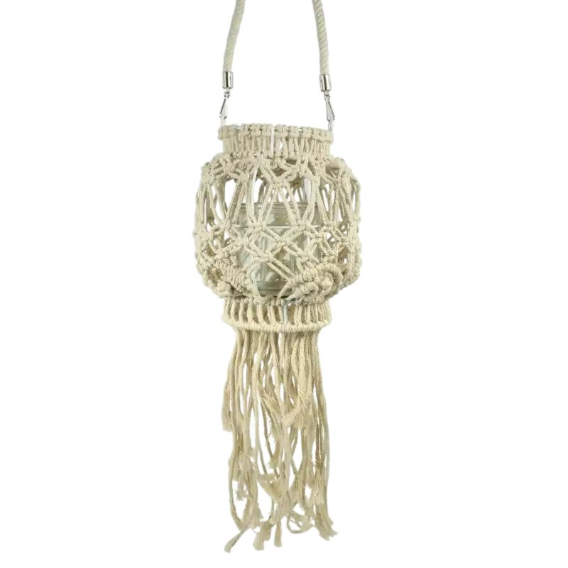 Ażurowy lampion w stylu boho z długimi frędzlami, zawieszony na bawełnianym sznurze. Idealny dodatek do aranżacji tarasów i ogrodów.