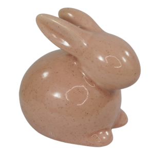 Różowy zając ceramiczny 9 cm ujęty z boku, ukazujący smukłą sylwetkę i delikatną, nakrapianą fakturę powierzchni. Minimalistyczna forma pasująca do nowoczesnych aranżacji.