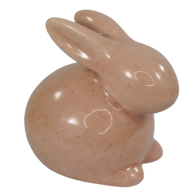 Różowy zając ceramiczny 9 cm ujęty z boku, ukazujący smukłą sylwetkę i delikatną, nakrapianą fakturę powierzchni. Minimalistyczna forma pasująca do nowoczesnych aranżacji.