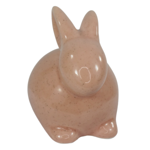 Widok z przodu na różowego zająca ceramicznego o wysokości 9 cm. Figurka wyróżnia się symetrycznym kształtem i pastelowym wykończeniem, które nadaje wnętrzu wiosennej lekkości.