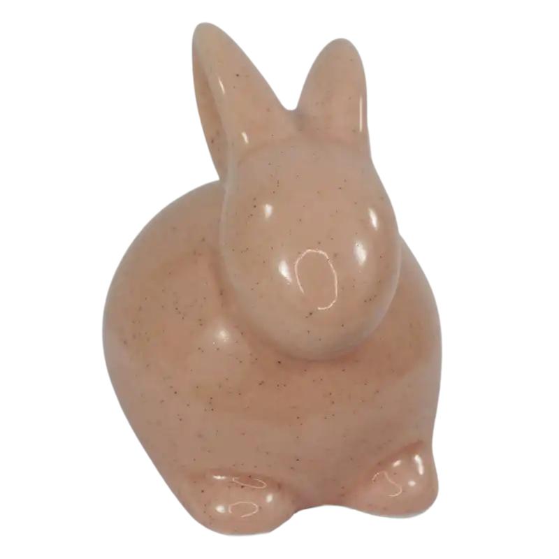 Widok z przodu na różowego zająca ceramicznego o wysokości 9 cm. Figurka wyróżnia się symetrycznym kształtem i pastelowym wykończeniem, które nadaje wnętrzu wiosennej lekkości.