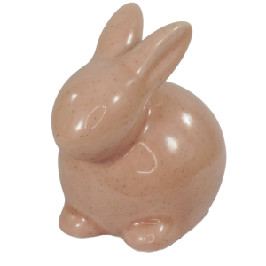 Zbliżenie na pastelowego różowego zająca ceramicznego 9 cm. Precyzyjne wykonanie i prosta bryła czynią go uniwersalnym elementem świątecznych stroików oraz kompozycji wielkanocnych.