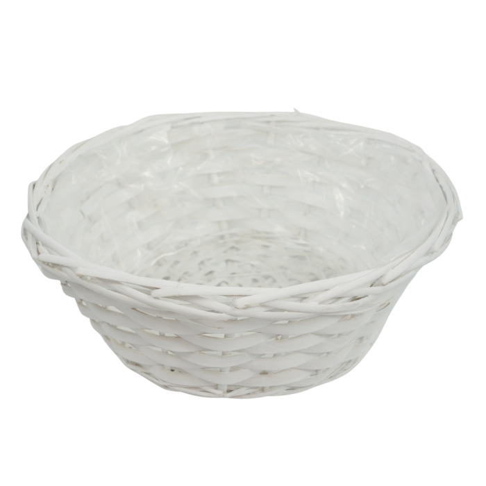 Biała osłonka wiklinowa o średnicy 30 cm. Okrągły kształt, naturalny materiał i wewnętrzna folia ochronna tworzą uniwersalną oprawę dla roślin domowych i kompozycji kwiatowych.