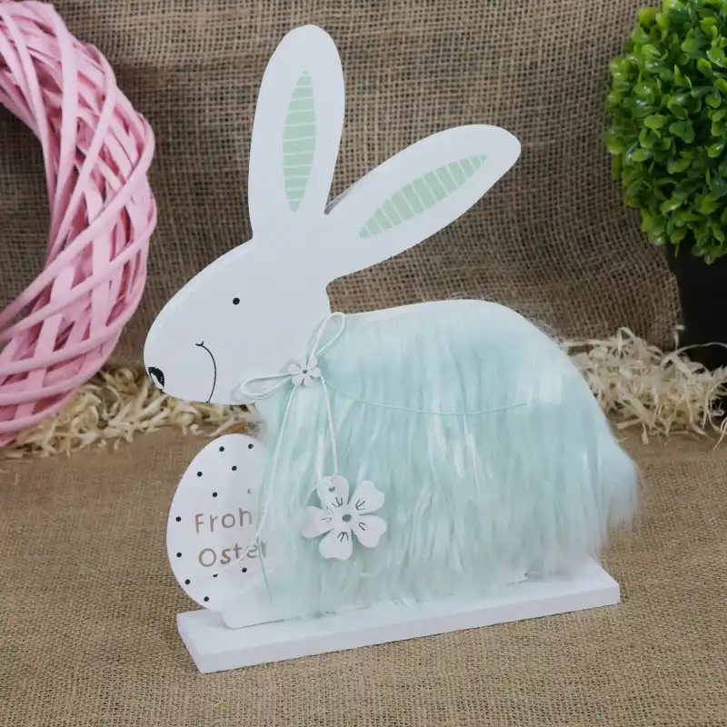 Drewniany zajączek 28 cm w aranżacji świątecznej. Figurka wielkanocna z kokardką umieszczona na jutowym tle.