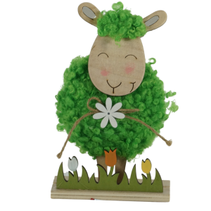 Figurka owieczki wykonana z drewna i zielonej włóczki, prezentowana w ujęciu na wprost. Detale takie jak jutowa kokarda i biały kwiatek na tułowiu tworzą spójną wielkanocną ozdobę.