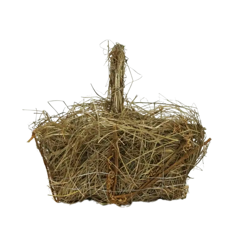 Detal osłonki z siana w kształcie koszyka, prezentujący naturalny wygląd materiału oraz sposób zamocowania rączki przy korpusie naczynia.
