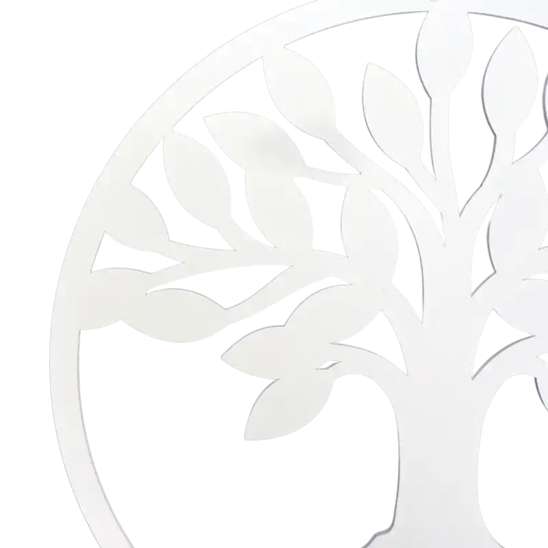 Zbliżenie na detale ażurowej korony drzewa wykonanej z białego drewna. Widoczna tekstura i precyzyjne wycięcia.