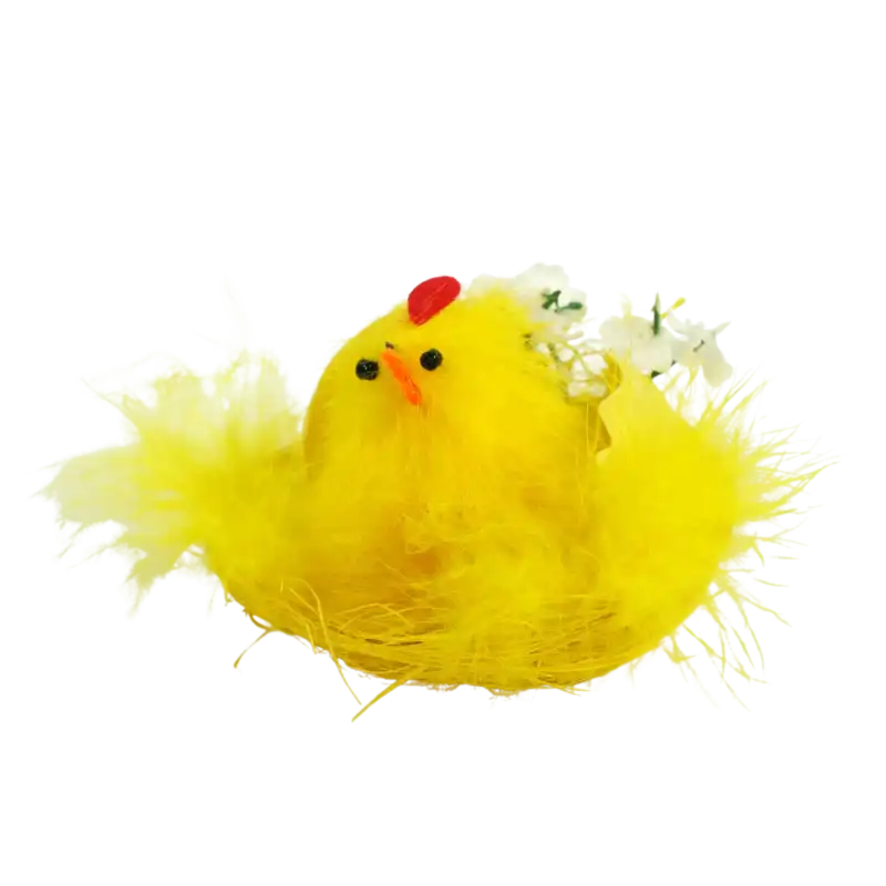 Widok z boku na wielkanocną figurkę kurczaka w pękniętej skorupce, osadzoną w sizalowym gnieździe z drobnymi białymi kwiatami.