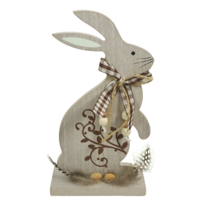 Drewniany zajączek 19 cm w odcieniach szarości, ozdobiony brązowym wzorem, piórami, wstążką i koralikami, ustawiony na stabilnej podstawie.