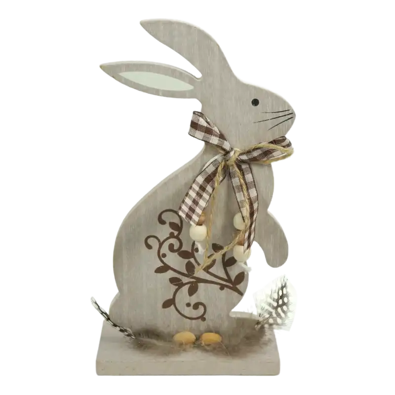 Drewniany zajączek 19 cm w odcieniach szarości, ozdobiony brązowym wzorem, piórami, wstążką i koralikami, ustawiony na stabilnej podstawie.