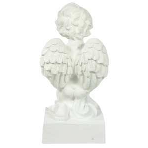 Widok z tyłu na gipsową figurkę anioła 20 cm. Ujęcie eksponuje detale skrzydeł oraz formę postaci klęczącej na kwadratowej podstawie.