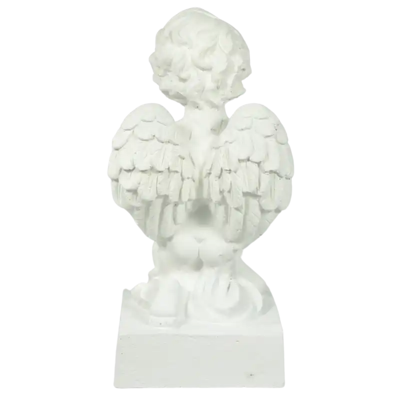 Widok z tyłu na gipsową figurkę anioła 20 cm. Ujęcie eksponuje detale skrzydeł oraz formę postaci klęczącej na kwadratowej podstawie.