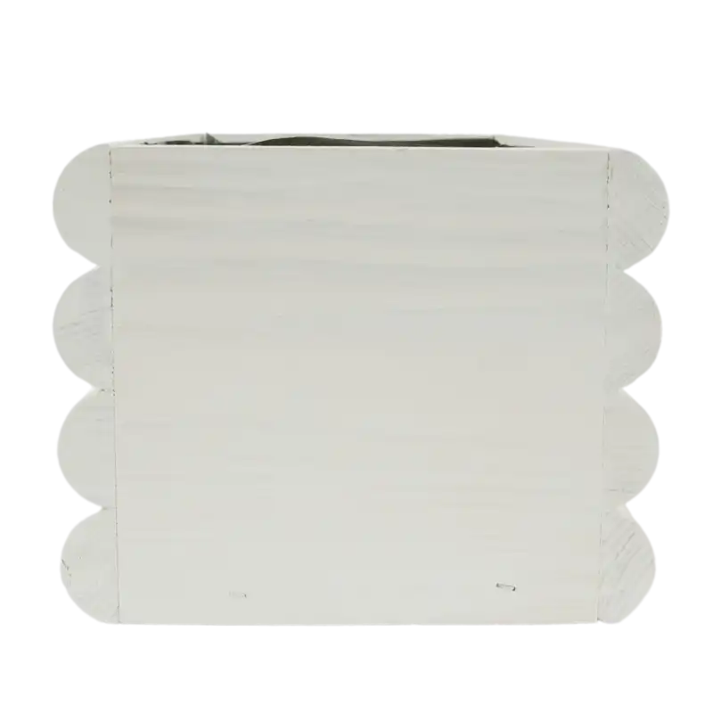 Zbliżenie na krótszy bok drewnianej donicy w kolorze białym. Widoczne łączenia elementów, praktyczna dekoracja do domu.