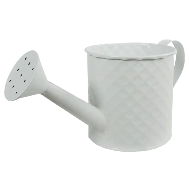 Biała pikowana osłonka konewka o długości 25 cm. Dekoracyjna metalowa osłonka w kształcie konewki z okrągłym otworem na rośliny doniczkowe.