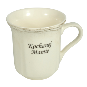 Pojedynczy ceramiczny kubek o wysokości 11 cm z eleganckim napisem Kochanej Mamie na białym tle, tradycyjny kształt.