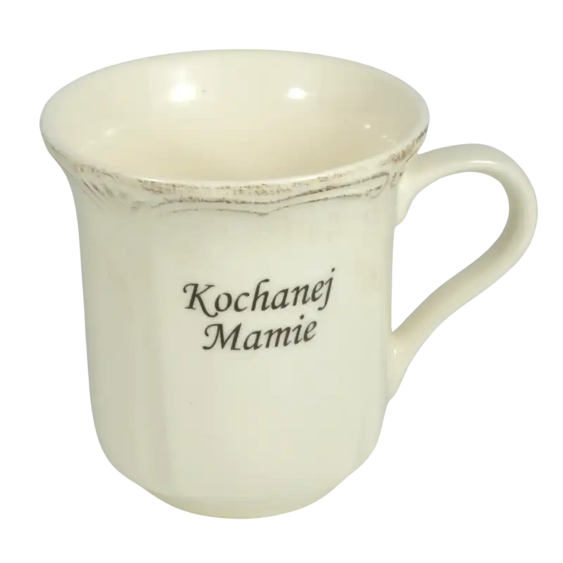 Pojedynczy ceramiczny kubek o wysokości 11 cm z eleganckim napisem Kochanej Mamie na białym tle, tradycyjny kształt.