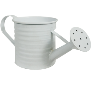 Biała osłonka w kształcie konewki o długości 25 cm wykonana z metalu. Okrągły model z widocznym sitkiem, idealny do roślin.