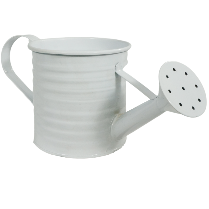 Biała osłonka w kształcie konewki o długości 25 cm wykonana z metalu. Okrągły model z widocznym sitkiem, idealny do roślin.
