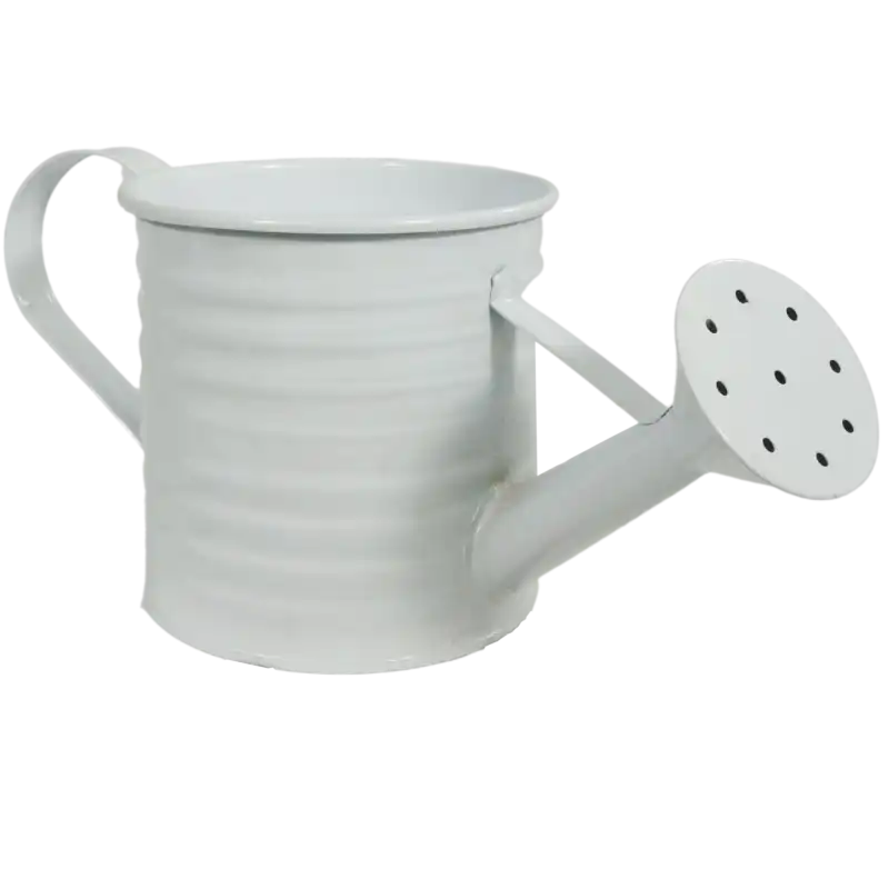 Biała osłonka w kształcie konewki o długości 25 cm wykonana z metalu. Okrągły model z widocznym sitkiem, idealny do roślin.