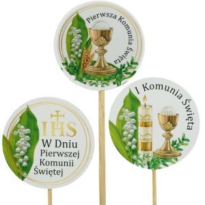 Zestaw trzech różnych topperów komunijnych z motywami kielicha, hostii i świecy, umieszczonych na drewnianych pikach.