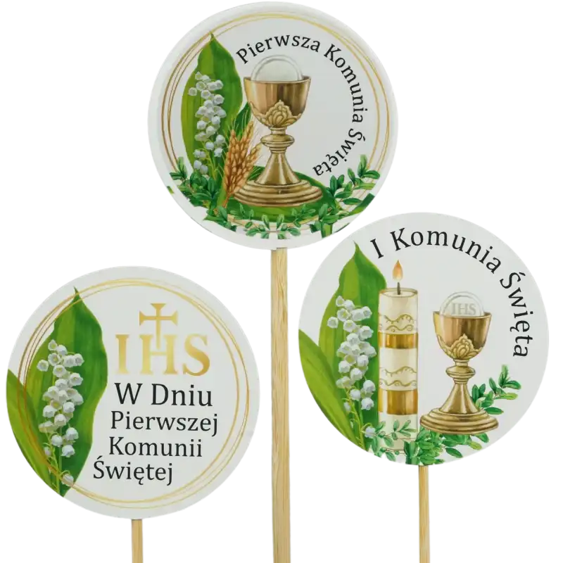 Zestaw trzech różnych topperów komunijnych z motywami kielicha, hostii i świecy, umieszczonych na drewnianych pikach.