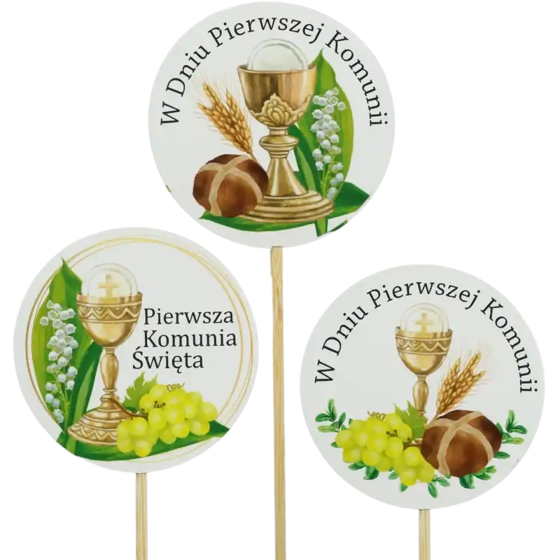 Trzy okrągłe toppery komunijne z motywem kielicha, hostii i chleba, każdy umieszczony na osobnym patyczku.