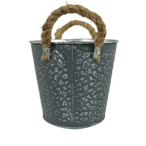Metalowa osłonka o średnicy 16 cm wyeksponowana na białym tle. Dekoracyjny dodatek do roślin z jutowymi uchwytami, idealny do wnętrz w stylu rustykalnym.