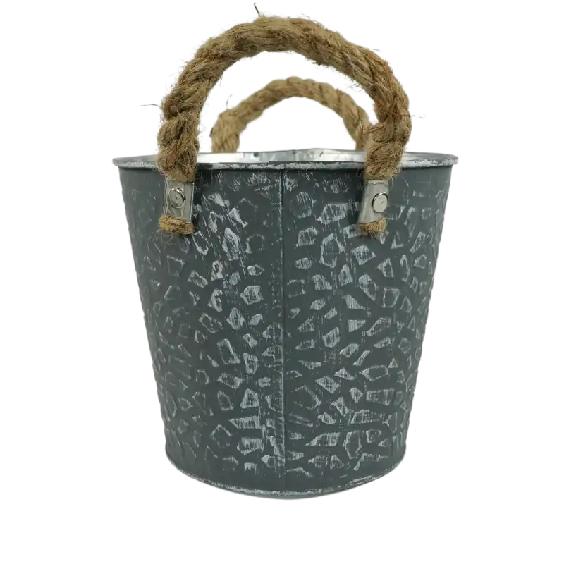 Metalowa osłonka o średnicy 16 cm wyeksponowana na białym tle. Dekoracyjny dodatek do roślin z jutowymi uchwytami, idealny do wnętrz w stylu rustykalnym.