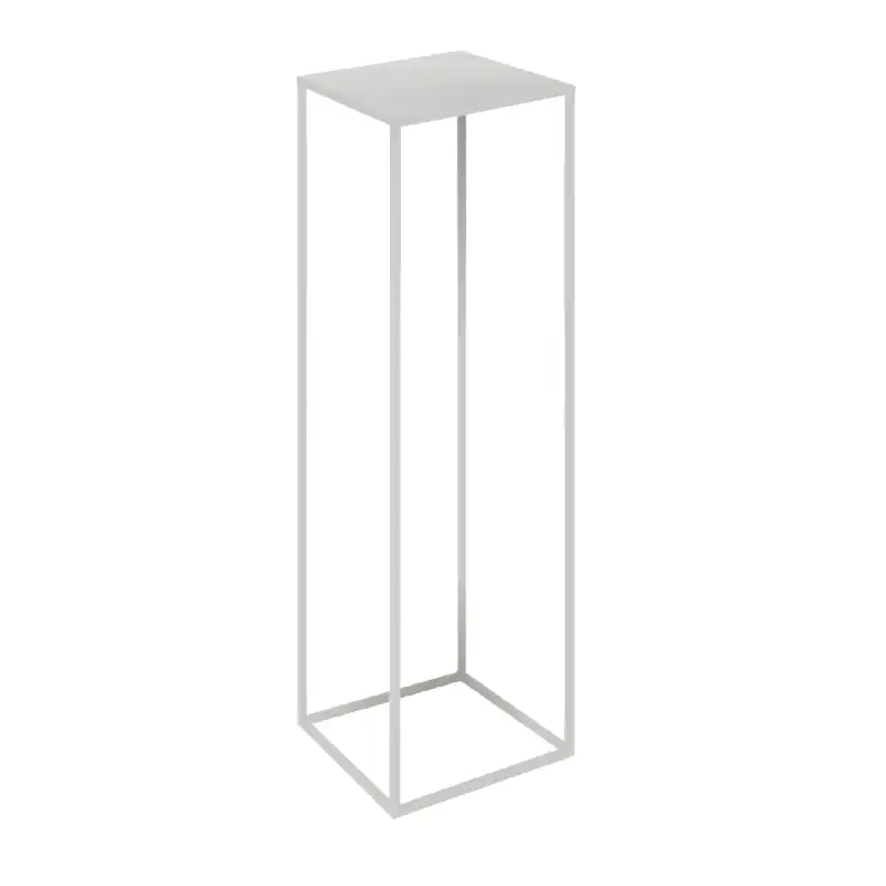 Biały metalowy stojak o wysokości 100 cm i podstawie 24x24 cm w stylu loft. Uniwersalna podstawa do lampionów, wazonów i kwiatów do domu czy sali weselnej.