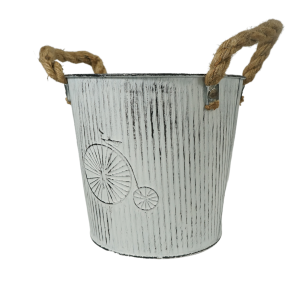 Metalowa doniczka w białym kolorze z widocznymi uchwytami ze sznura jutowego. Elegancki dodatek do roślin doniczkowych.